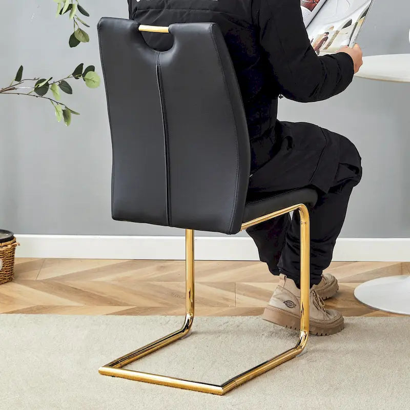 Ensemble de chaises de salle à manger en PU, chaises de salle à manger noires au design unique, matériau PU, pieds de chaise en métal doré (lot de 4)
